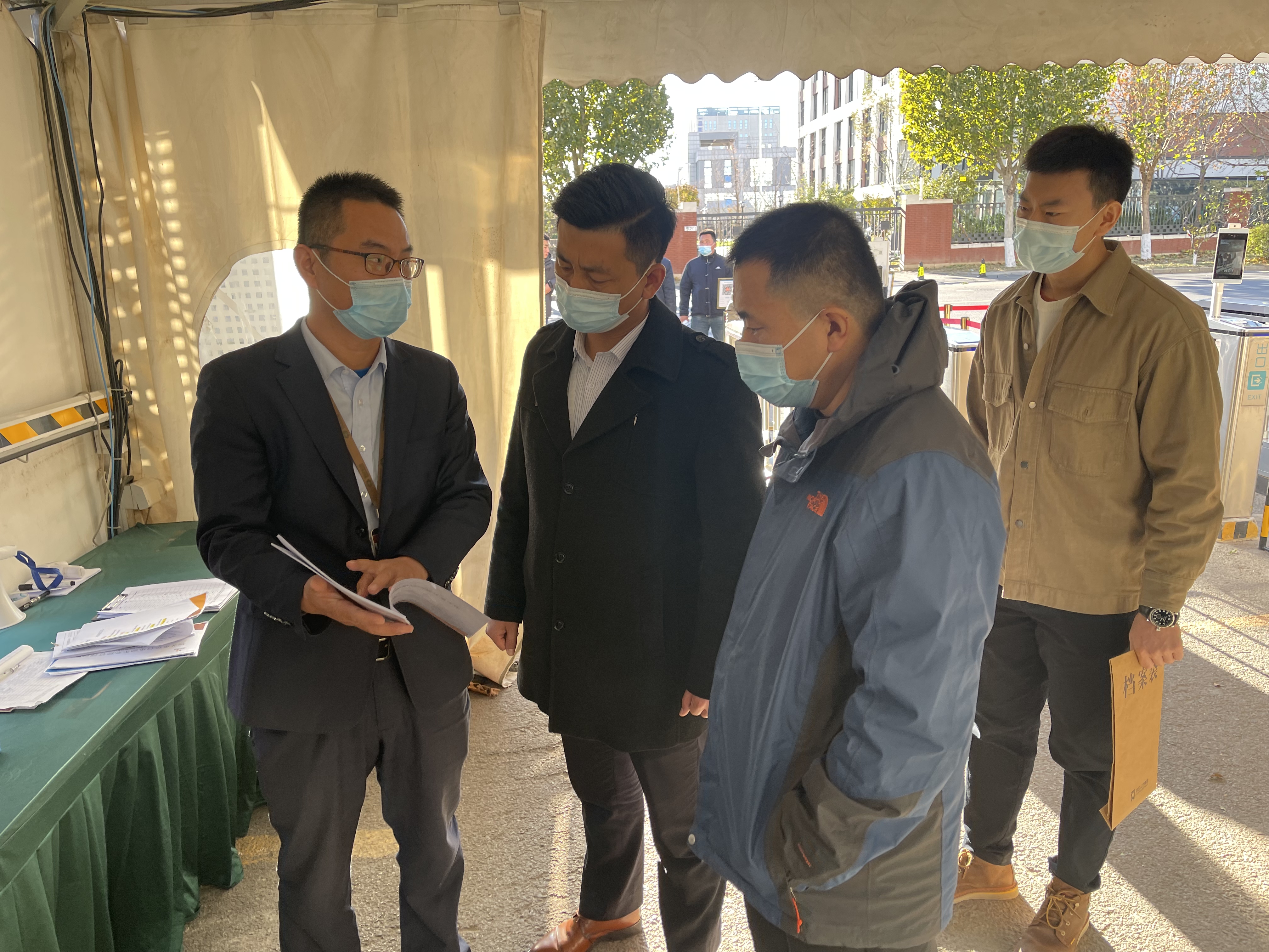 从严从细，，，，，，毫不松懈！亦庄尊龙凯时集团开展疫情防控巡查工作