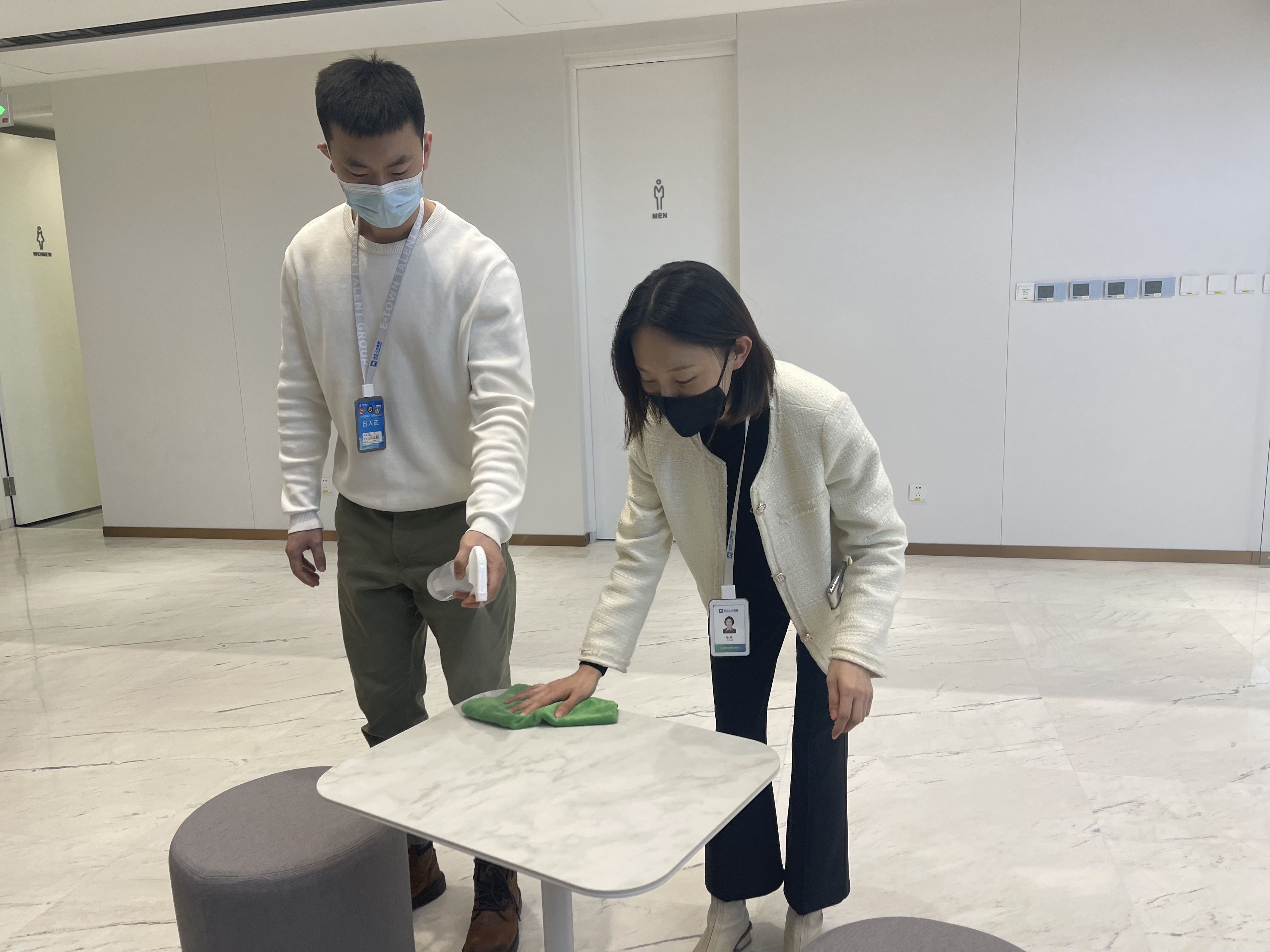 “疫”尘不染，，，，，，亦庄尊龙凯时集团开展“爱国防疫卫生”活动